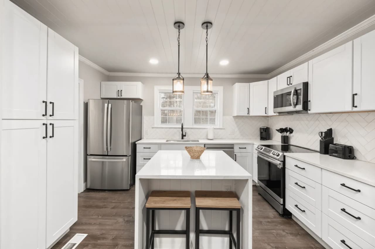 Bright, fully equipped kitchen in a furnished CFR home