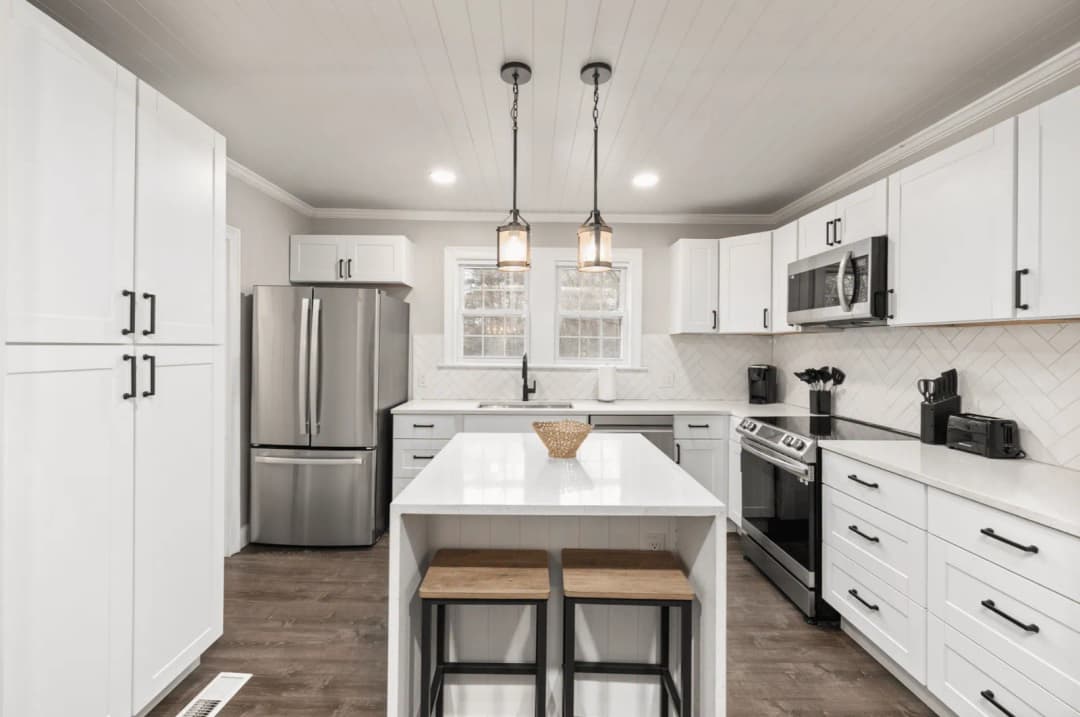 Bright, fully equipped kitchen in a furnished CFR home